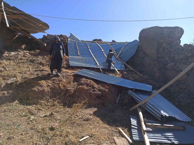 Konya’da şiddetli rüzgarda çatıları hasar gören evler için çalışma başlatıldı