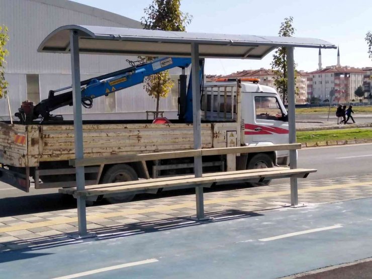 Aksaray Belediyesi otobüs durakları kendi atölyelerinde üretiyor