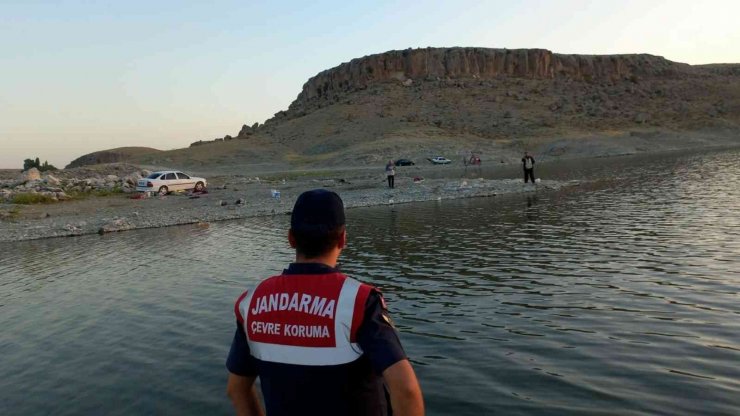 Jandarma baraj ve göletleri tekneyle denetliyor