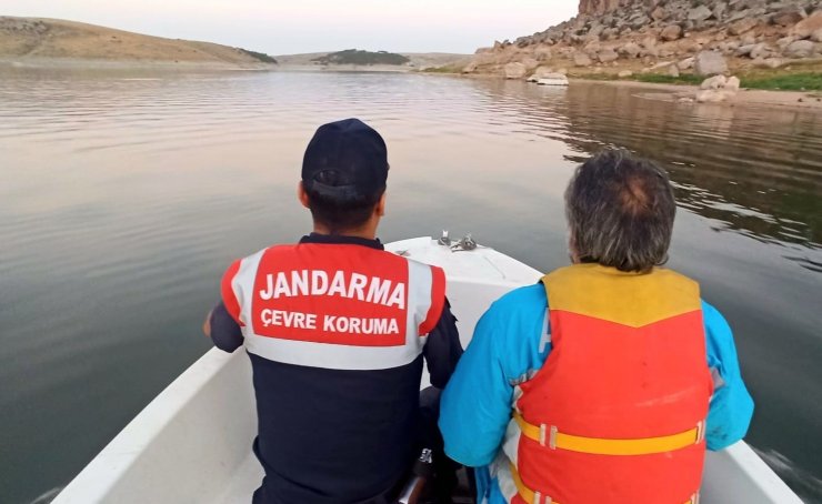 Jandarma baraj ve göletleri tekneyle denetliyor