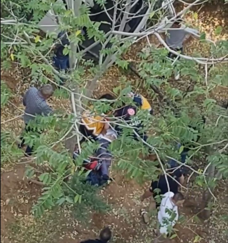 Servis minibüsü bahçeye düştü: 1 ölü