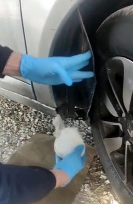 Çamurluk davlumbazında hortuma gizlenmiş uyuşturucu polisin dikkatinden kaçmadı