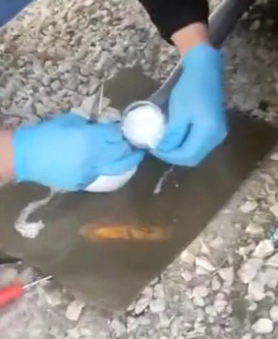 Çamurluk davlumbazında hortuma gizlenmiş uyuşturucu polisin dikkatinden kaçmadı