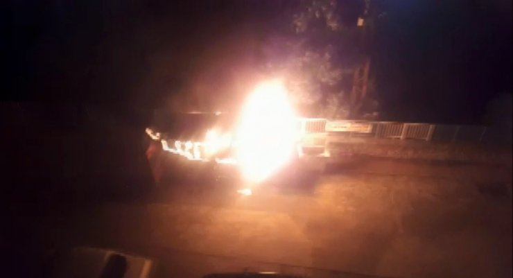 Konya’da park halindeki minibüs alev alev yandı