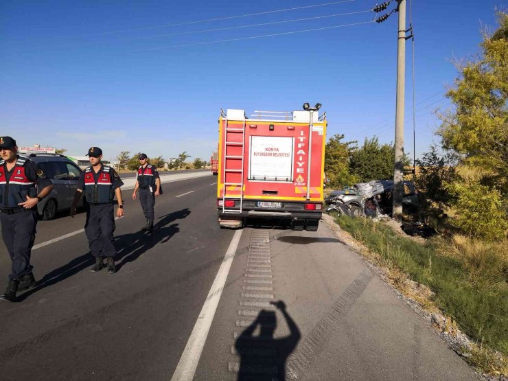 Hafif ticari araç beton direğe çarptı: 2 ölü, 3 yaralı