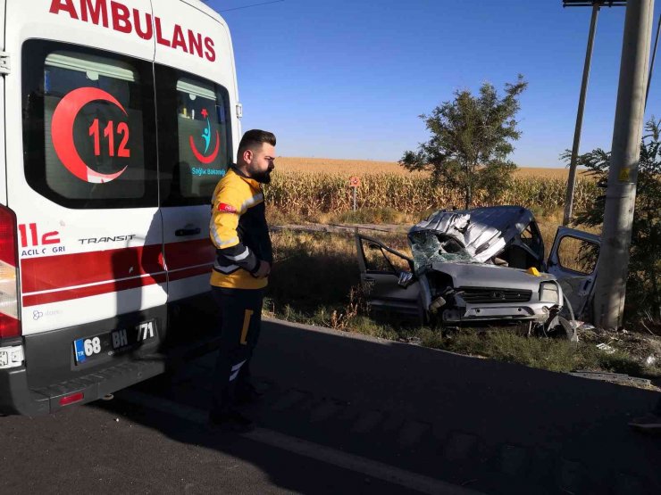 Hafif ticari araç beton direğe çarptı: 2 ölü, 3 yaralı