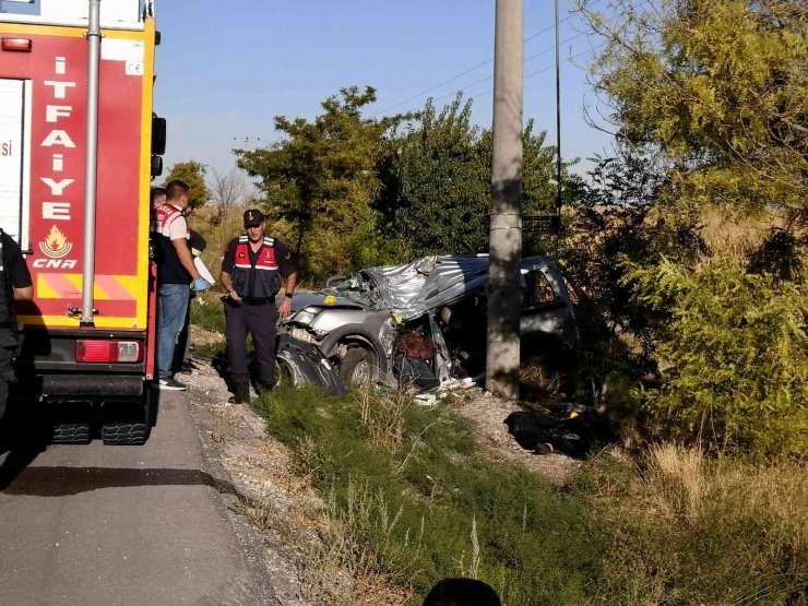 Hafif ticari araç beton direğe çarptı: 2 ölü, 3 yaralı