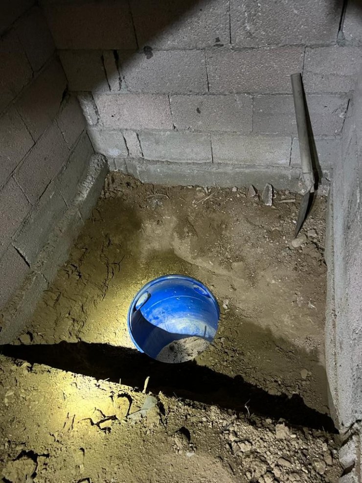 Şöminenin toprak zeminine gömülü 9 kilo 750 gram esrar ele geçirildi