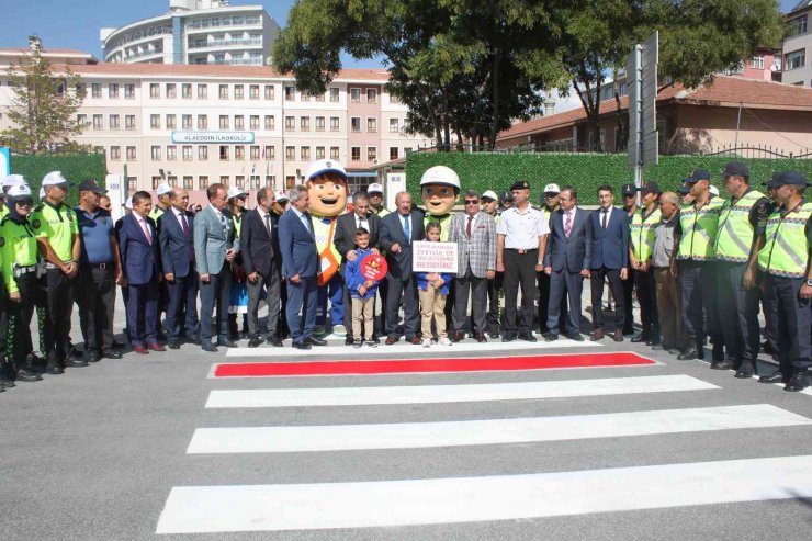 Konya’da yaya önceliği için yaya geçidi çizgisi kırmızıya boyandı