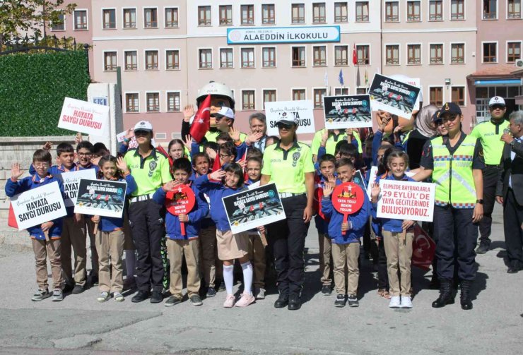 Konya’da yaya önceliği için yaya geçidi çizgisi kırmızıya boyandı