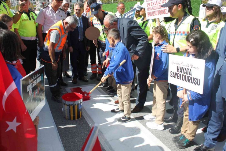 Konya’da yaya önceliği için yaya geçidi çizgisi kırmızıya boyandı