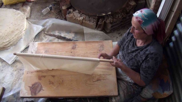 Konyalı ev hanımları kışlık yufka ekmeği yapımına başladı