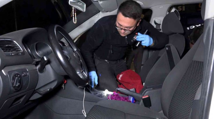 Sigortasız araçta uyuşturucu içerken yakalandı, kelepçe takılmasını istemedi