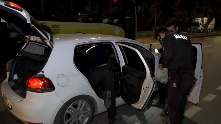 Sigortasız araçta uyuşturucu içerken yakalandı, kelepçe takılmasını istemedi