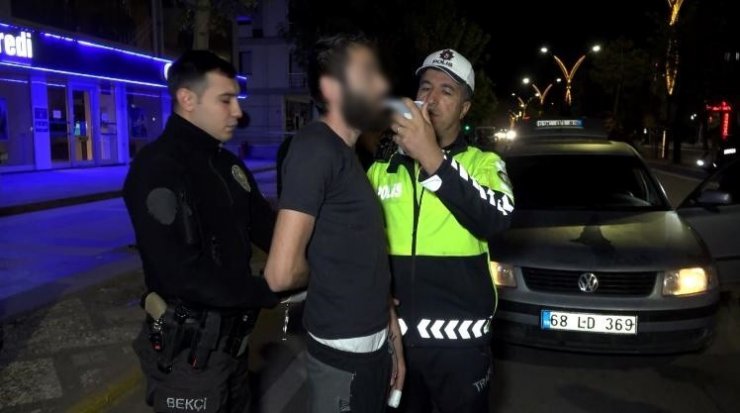 Sigortasız araçta uyuşturucu içerken yakalandı, kelepçe takılmasını istemedi