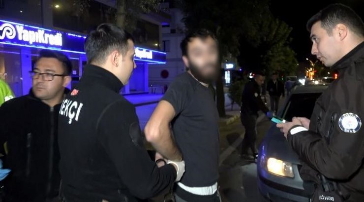 Sigortasız araçta uyuşturucu içerken yakalandı, kelepçe takılmasını istemedi