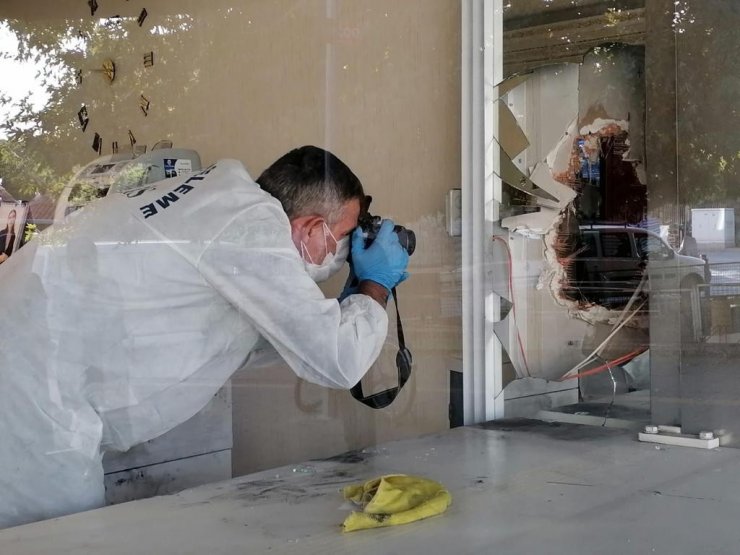 Duvarı delerek kuyumcuya girmeye çalışan şüpheli polisten kaçamadı