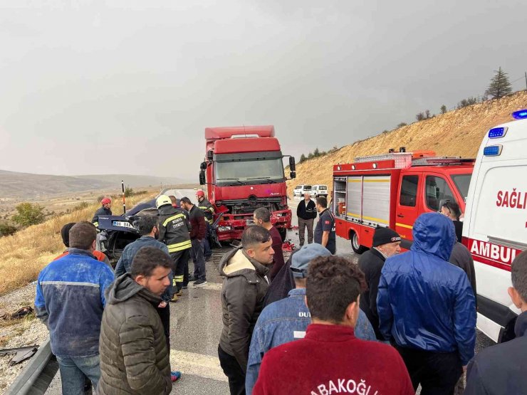 Kontrolden çıkan otomobil tırla çarpıştı: 1 ölü, 1 yaralı