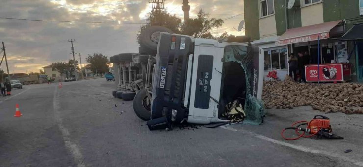 Konya’da tır devrildi, sürücüsü öldü