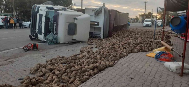 Konya’da tır devrildi, sürücüsü öldü