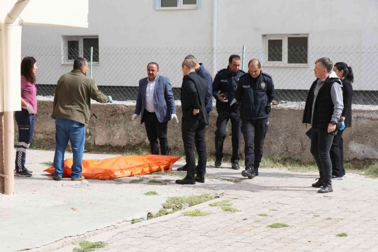 Onarmak için çıktığı çatıdan düşen yaşlı adam hayatını kaybetti