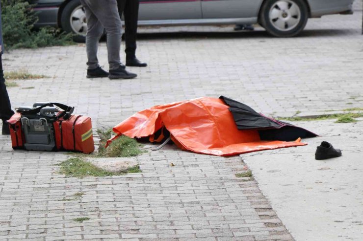 Onarmak için çıktığı çatıdan düşen yaşlı adam hayatını kaybetti