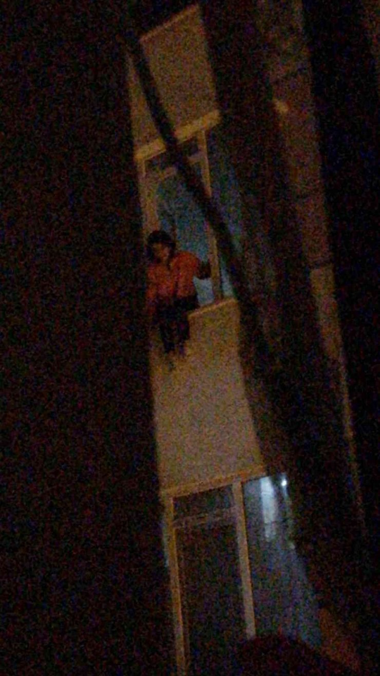 Apartmanın 4’üncü katından atlayan genç kız yaralı kurtuldu
