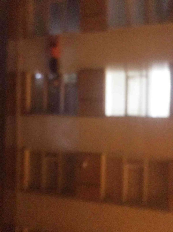 Apartmanın 4’üncü katından atlayan genç kız yaralı kurtuldu