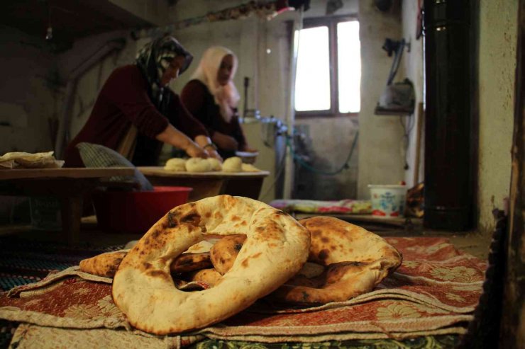 Tezek ateşinde pişen bu ekmek, bayatlamadan 1 yıl tüketilebiliyor