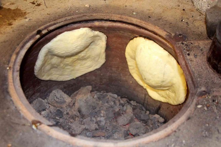 Tezek ateşinde pişen bu ekmek, bayatlamadan 1 yıl tüketilebiliyor