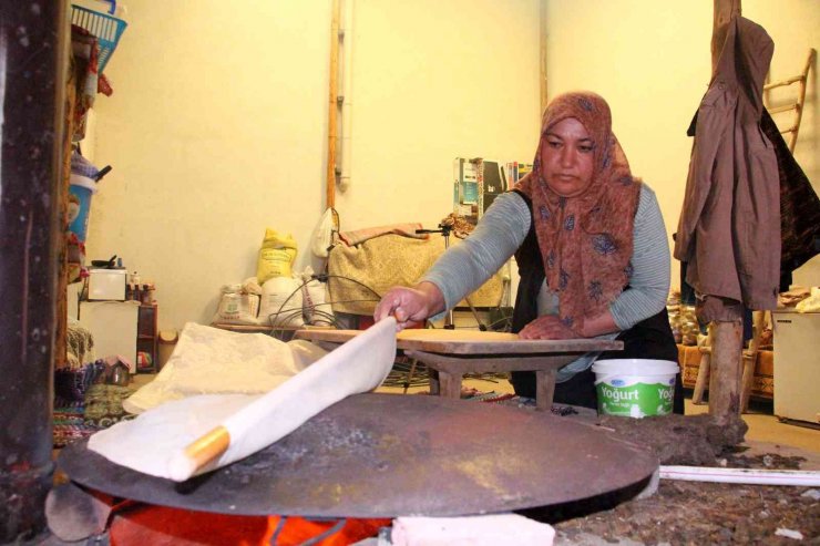 Tezek ateşinde pişen bu ekmek, bayatlamadan 1 yıl tüketilebiliyor