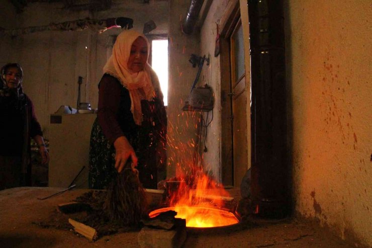 Tezek ateşinde pişen bu ekmek, bayatlamadan 1 yıl tüketilebiliyor