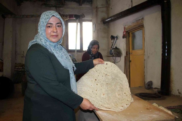 Tezek ateşinde pişen bu ekmek, bayatlamadan 1 yıl tüketilebiliyor