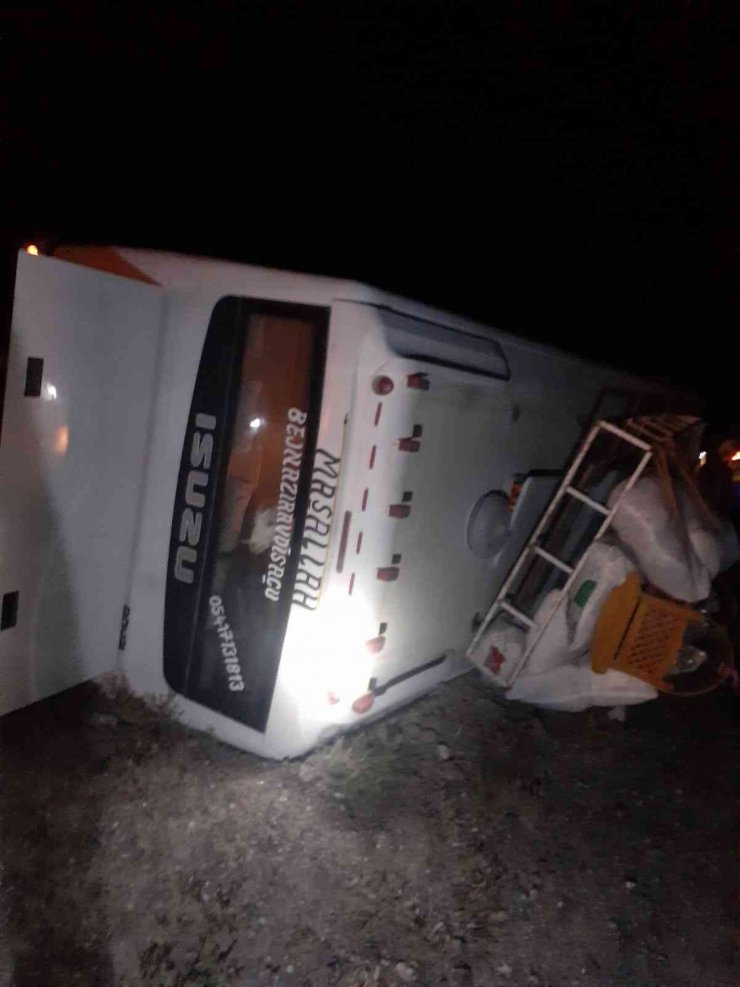 Tarım işçilerini taşıyan minibüs devrildi: 3 yaralı