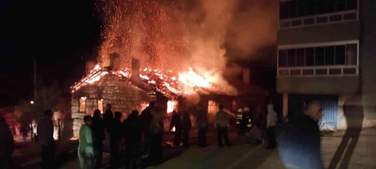 Konya’da kullanılmayan ev alev alev yandı