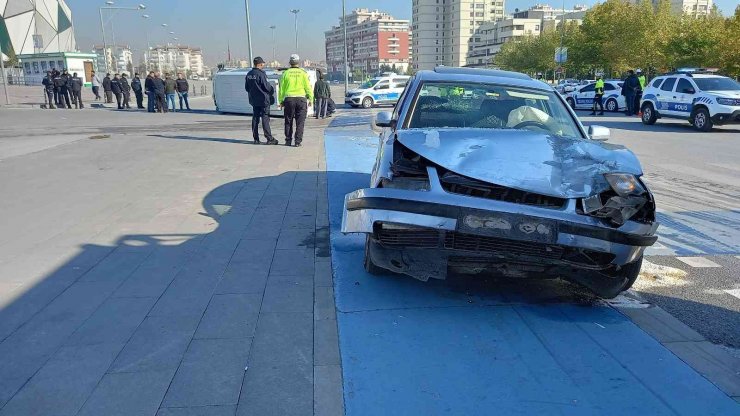 Konya’da okul servisi ile otomobil çarpıştı: 17 yaralı