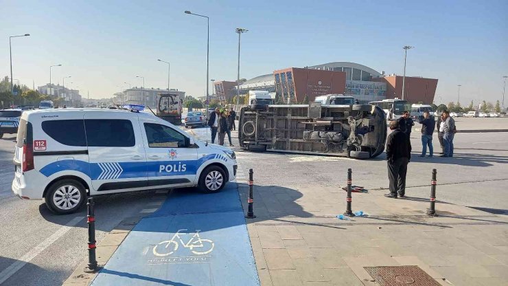 Konya’da okul servisi ile otomobil çarpıştı: 17 yaralı