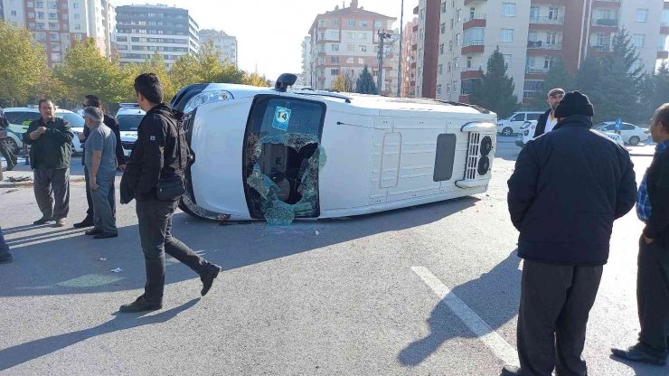 Konya’da okul servisi ile otomobil çarpıştı: 17 yaralı