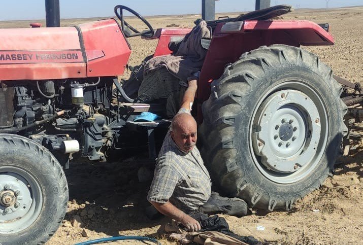 Traktörün altında kalan sürücüyü itfaiye kurtardı