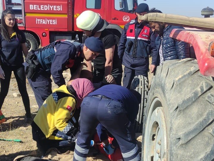 Traktörün altında kalan sürücüyü itfaiye kurtardı