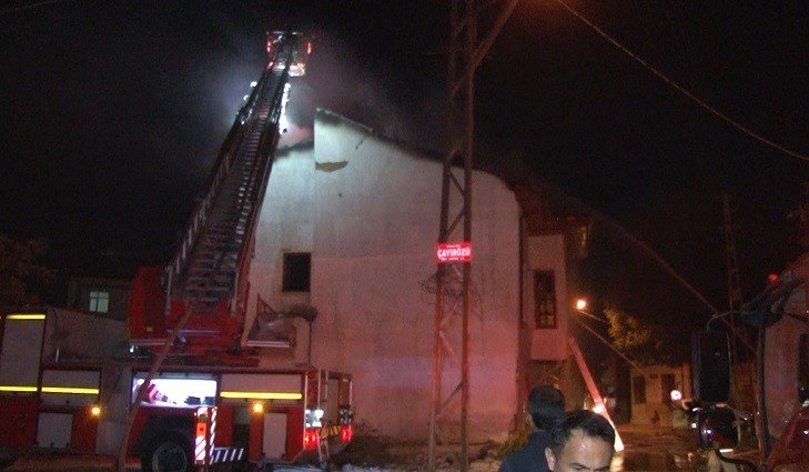 Konya’da tarihi bina alev alev yandı