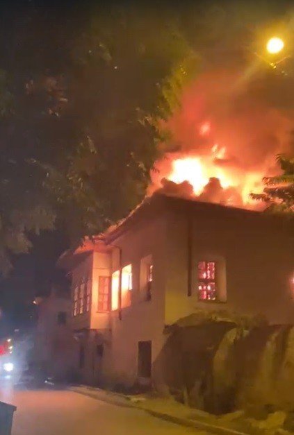 Konya’da tarihi bina alev alev yandı