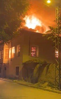 Konya’da tarihi bina alev alev yandı