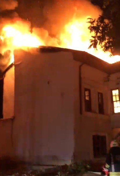 Konya’da tarihi bina alev alev yandı
