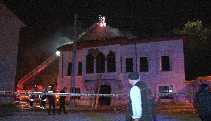 Konya’da tarihi bina alev alev yandı