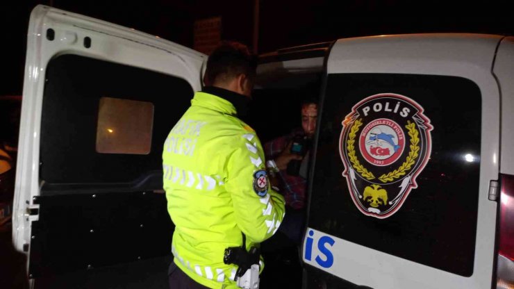 "Dur" ihtarına uymadı, polis aracına çarparak durabildi