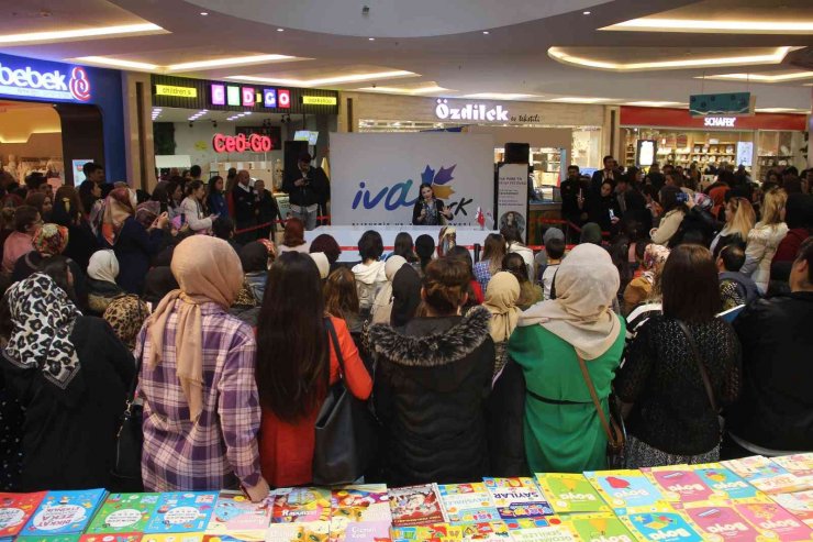 Gençler imza için kuruğa girdi