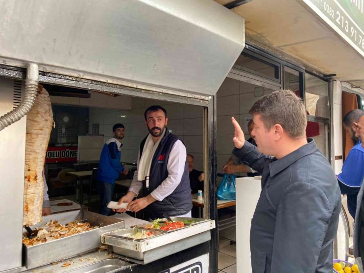 Başkan Dinçer her fırsatta vatandaşlarla ve esnafla bir araya geliyor