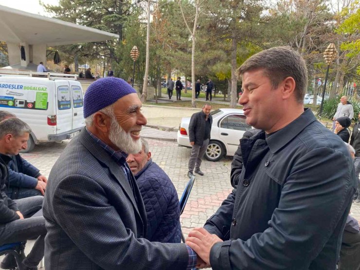 Başkan Dinçer her fırsatta vatandaşlarla ve esnafla bir araya geliyor