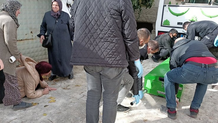 Yalnız yaşadığı evinde ölü bulundu